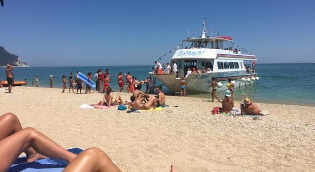 Ancona, una turista si sente male sul "Simba": scatta il soccorso in spiaggia