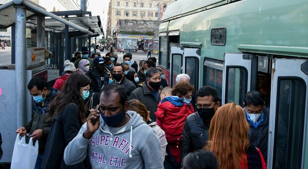 Roma, autobus, distanziamento farsa: a bordo nessuno controlla