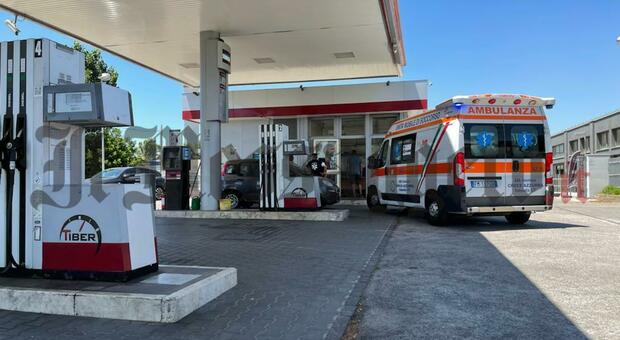 Rapina in un distributore di carburante su via Epitaffio, ferito un dipendente