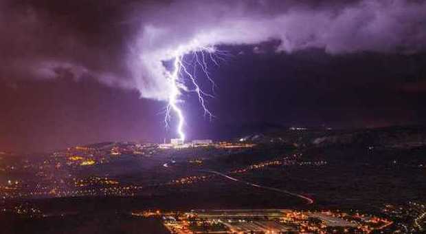 Fulmini sopra Trieste: la tempesta è uno spettacolo FOTO