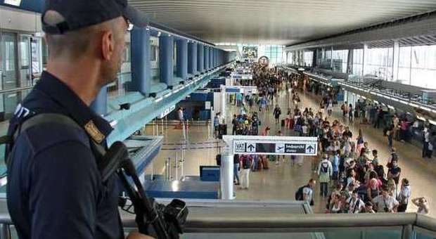 Fiumicino, spariti 35 algerini all'aeroporto in piena allerta terrorismo: come loro decine di nordafricani