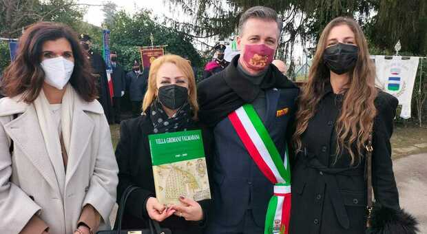 Il sindaco Marcello Bano, con la senatrice Roberta Toffanin, la moglie del sommozzatore Antonella e la figlia Annavera (foto mia)