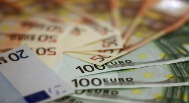 Trova mille euro e li restituisce al proprietario: ci doveva pagare le bollette