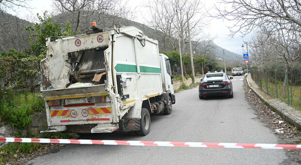 Nicola Mazzella, 61 anni, netturbino muore cadendo dal camion in corsa