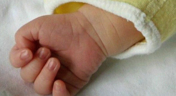 Enna, neonato di 6 mesi cade dal fasciatoio e muore subito dopo il trasporto in ospedale: la tragedia avvenuta in casa