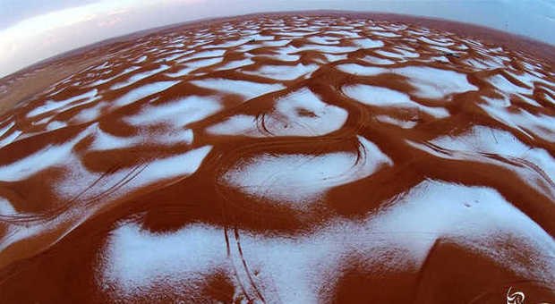 Neve nel deserto: ecco lo spettacolo delle dune di sabbia imbiancate