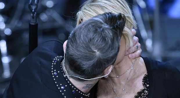 Sanremo, Robbie Williams bacia Maria De Filippi dopo l'esibizione