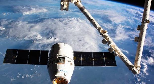 Paolo Nespoli aggancia la navetta Dragon alla stazione spaziale Le riprese della Nasa