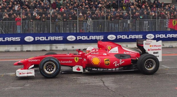 Antonio Giovinazzi al volante della Ferrari al Motor Show di Bologna