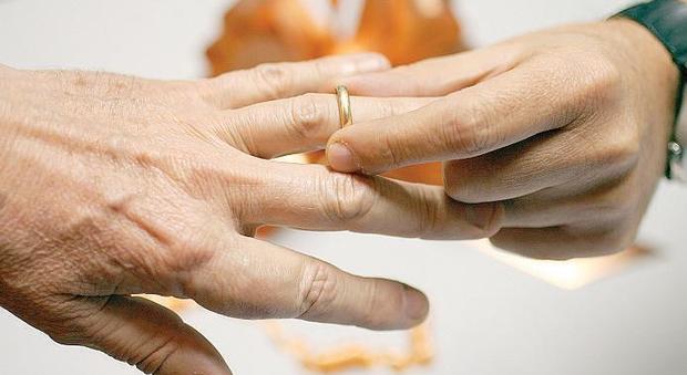 A 95 anni chiede il divorzio dalla moglie (più giovane di 41 anni) : «Non mi permette di consumare»