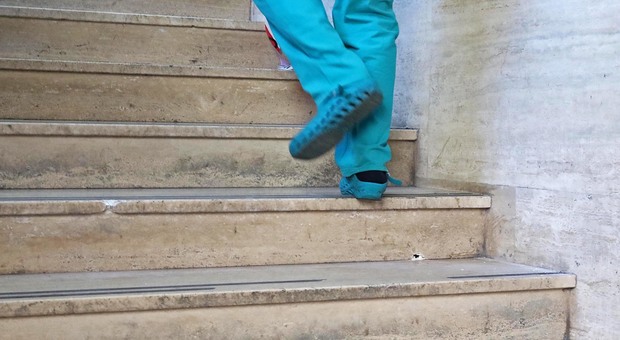 Napoli, l’ira dei medici: «Noi nelle mani dell’anti-Stato»