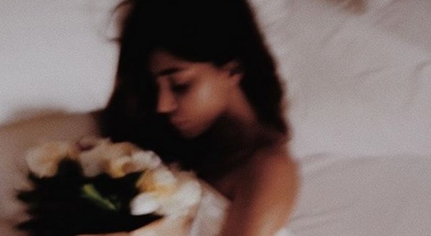 Belen nuda nel letto: la foto hot fa il pieno di like su Instagram