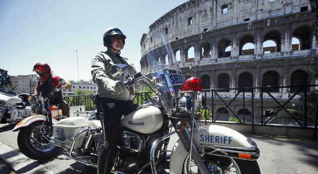 Alcune Harley Davidson intorno al Colosseo
