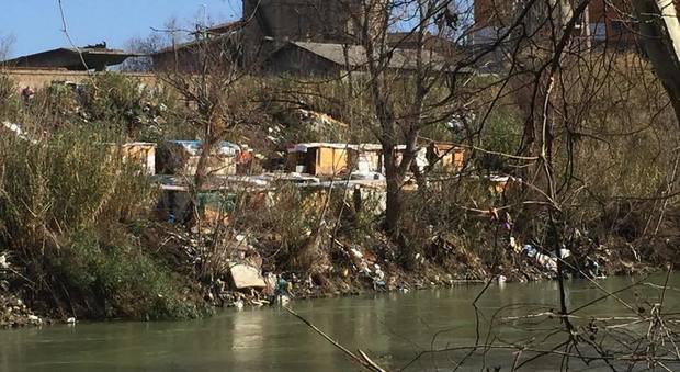 Roma, accampamento abusivo e tonnellate di rifiuti sul Tevere, tra l'Isola Tiberina e la spiaggia dei romani