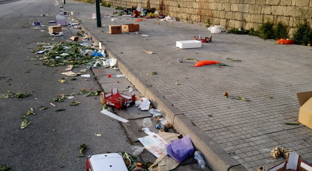 Napoli, rifiuti in strada dopo il mercato: i residenti chiedono lo spostamento