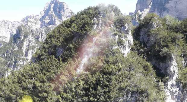 Montagna a fuoco a Sospirolo: un fulmine nel bosco scatena l'incendio