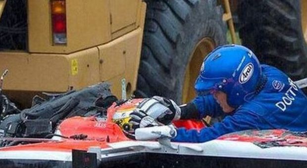 Jules Bianchi viene soccorso nella sua Marussia subito dopo l'incidente
