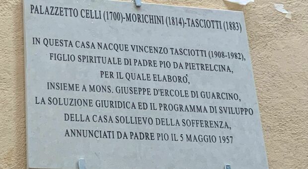 Targa per Vincenzo Tasciotti, figlio spirituale di Padre Pio da Pietralcina