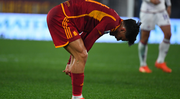 Dybala, infortunio in Roma-Fiorentina: si tocca la coscia sinistra e chiede il cambio