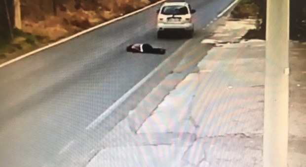 Campania, tenta di bloccare i rapinatori: trascinata per metri sull'asfalto | Video