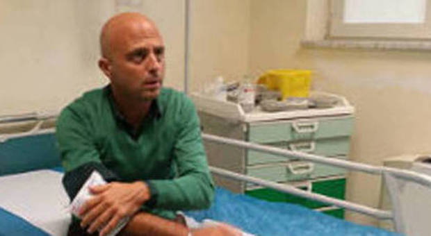 Striscia la notizia, picchiato l'inviato Luca Abete: è in ospedale con 20 giorni di prognosi
