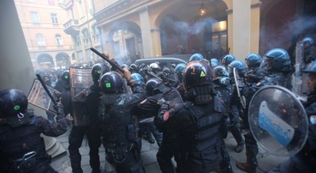 Bologna, scontri e cariche della polizia al corteo degli antagonisti. I dimostranti: "Quattro feriti"