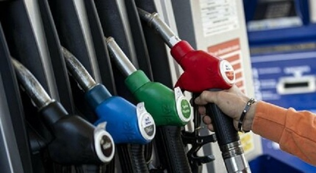 Fa il pieno, ma la benzina è annacquata e l'auto resta in panne: conto da 700 euro, la denuncia e il "no" al rimborso