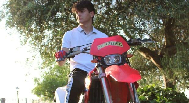 Davide Danzi a bordo della sua motocicletta