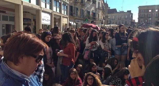 Lecce, folla di giovanissime in attesa di Benji e Fede