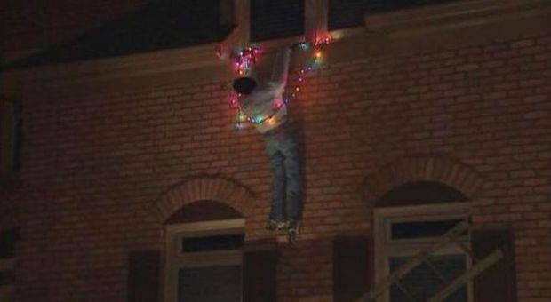 Atlanta, appendono un manichino al balcone per Natale: i vicini di casa chiamano la polizia