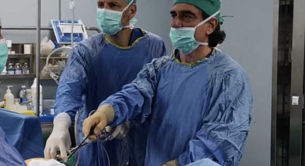 Sesso, nuova protesi contro l'impotenza impiantata a un 22enne a Napoli: «Ora potrà avere rapporti completi»