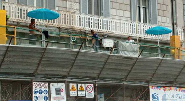 Spuntano gli ombrelloni tra i ponteggi, il «cantiere balneare» sul lungomare di Napoli
