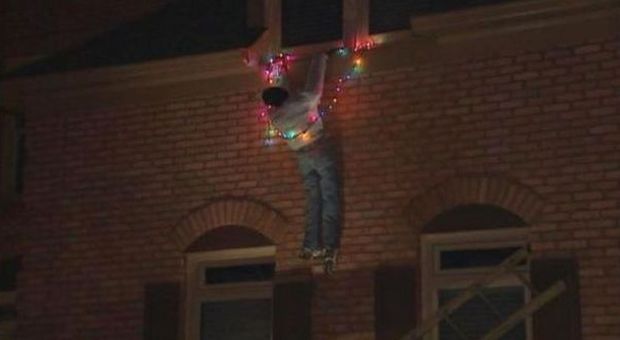 Il manichino appeso al balcone per Natale. E i vicini di casa chiamano la polizia | Foto