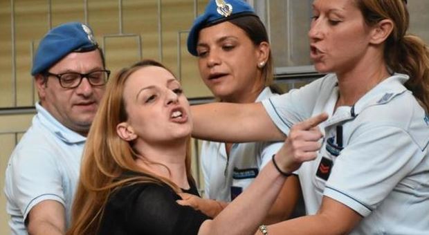 Veronica Panarello condannata a 30 anni: in aula al suocero urla «t'ammazzo»