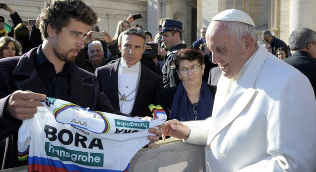 Papa Francesco mette all'asta la bici di Sagan