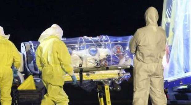 Ebola, tre casi sospetti a Madrid dopo l'infermiera contagiata