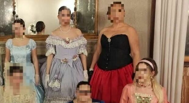 «T***e e gay non vi vogliamo». Insulti razzisti e omofobi contro contro gli studenti napoletani al ballo storico di Venezia