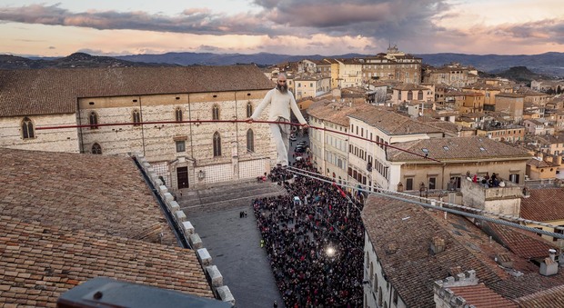 Perugia, show del funambolo Tutti con il naso all'insù