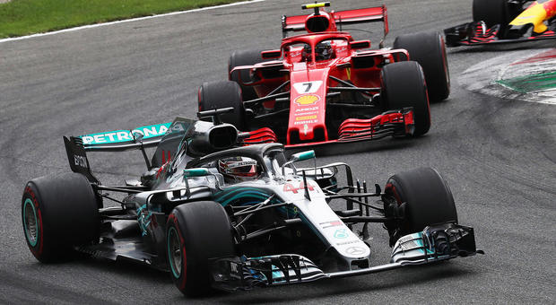 La Mercedes di Lewis Hamilton supera la Ferrari di Kimi Raikkonen