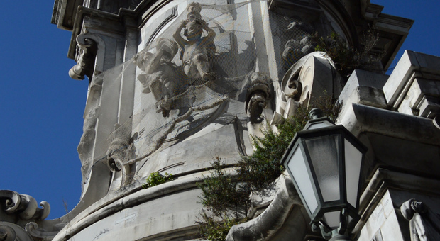 Degrado a Napoli, piazza del Gesù «in ginocchio» tra continui crolli e cedimenti