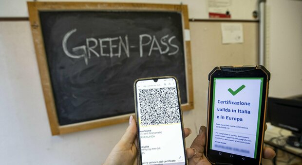 Scuola, la truffa del Super green pass: «A Napoli duemila esenti con certificati medici falsi»