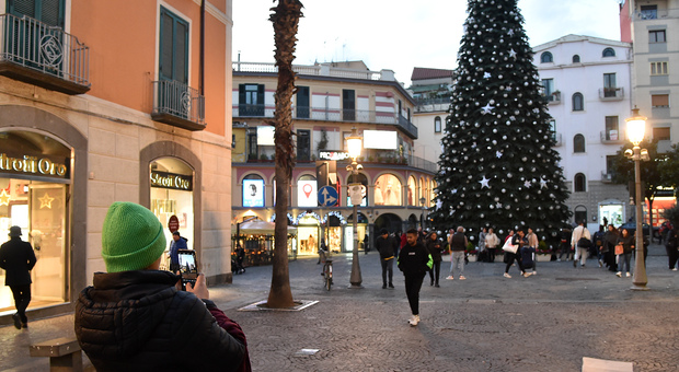 Salerno, l'albero di Natale in piazza Portanova