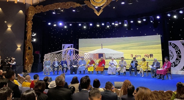 Papa Francesco in Mongolia: «Le religioni portano al dialogo, non è utopico sperare nella pace»