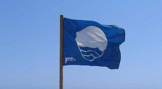 Rubata bandiera blu su spiaggia del Cilento, sul web scatta la protesta