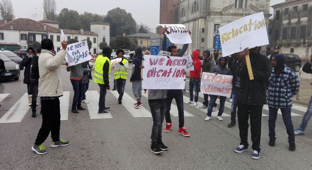 La protesta in centro a Bagnoli