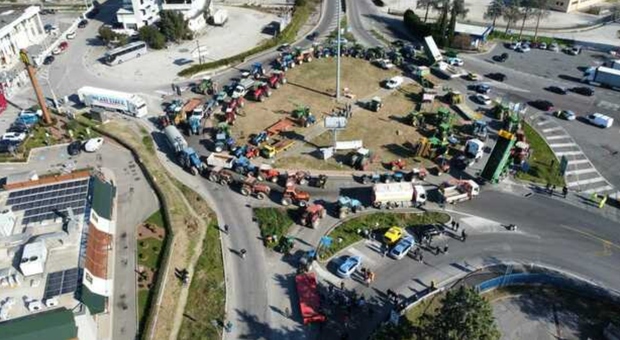 Trattori bloccano il casello sull'autostrada A1, la protesta degli agricoltori: fermi con 100 mezzi sulla rotatoria