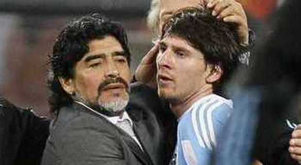 Maradona consola Messi (foto Ricardo Mazalan - Ap)
