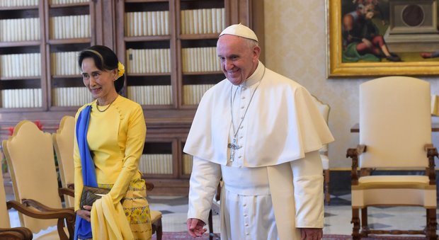 Papa Francesco e Aung San Suu Kiy a colloquio, al centro le relazioni diplomatiche tra Vaticano e Myanmar