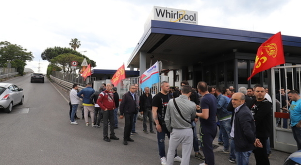 Whirlpool cede il sito di Napoli, sciopero e rabbia dei lavoratori