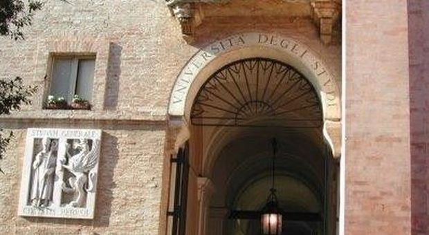 Perugia, dipendenti esterni di pulizie all'Università senza stipendio da agosto: «Intervenga il rettore»